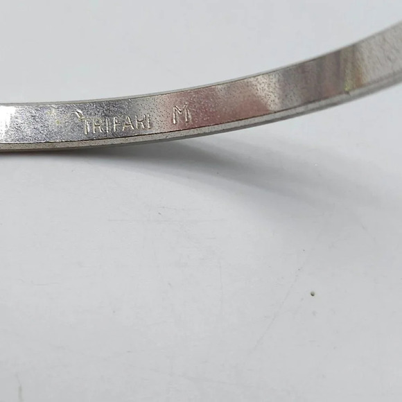 Trifari Textured Silver Tone Cross Etch Cut Vintage Bangle Bracelet Size Medium - Picture 4 of 5